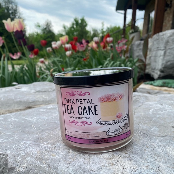 pink petal tea cake candle - Picture 2 of 2